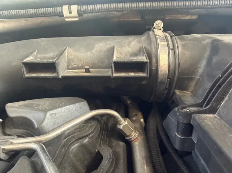 Piezas y fijaciones del vano motor