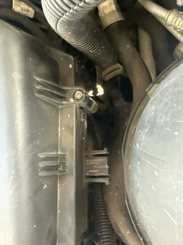 Piezas y fijaciones del vano motor